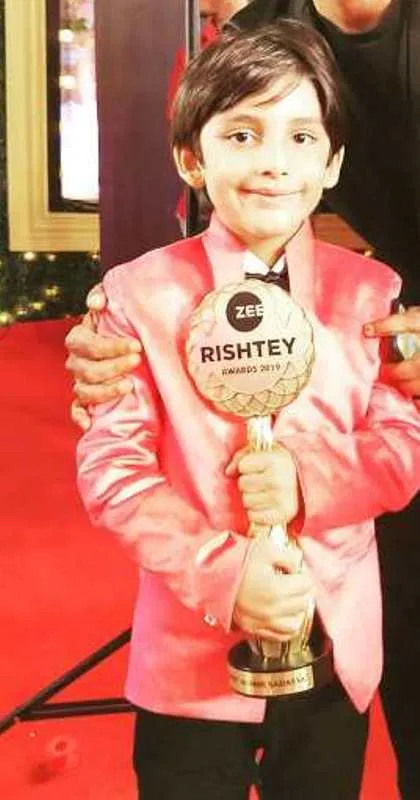 Azinkya Mishra, holding the Zee Rishtey Award trophy for Best Child Actor,