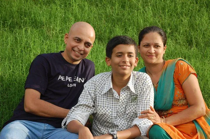 Manoj Kolhatkar with his wife & son