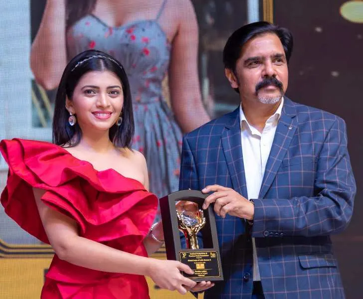 Getting the Global Icons of India Award (2022) is Ruchira Jadhav