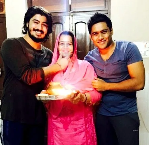Somendra Solanki with his mother and brother