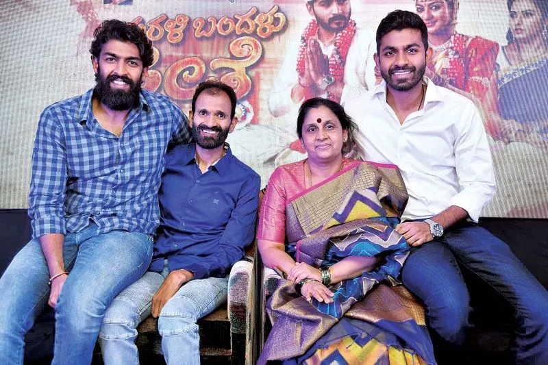 Yuva Rajkumar with his Parents and brothers
