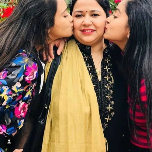 Ashi Singh with her sister
