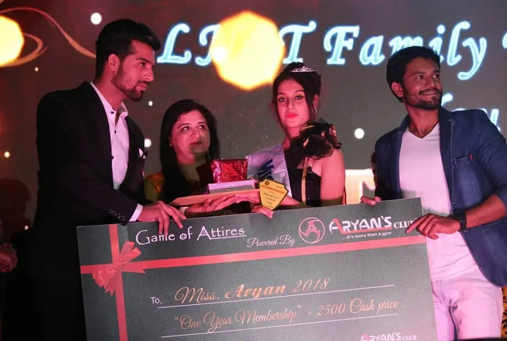 Isha Malviya receiving Miss Aryan 2018 award
